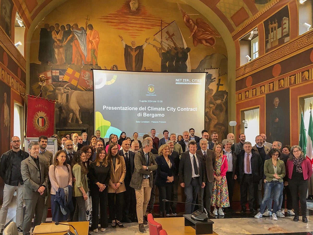 Foto dei 41 partner che hanno firmato l'accordo Climate City Contract di Bergamo